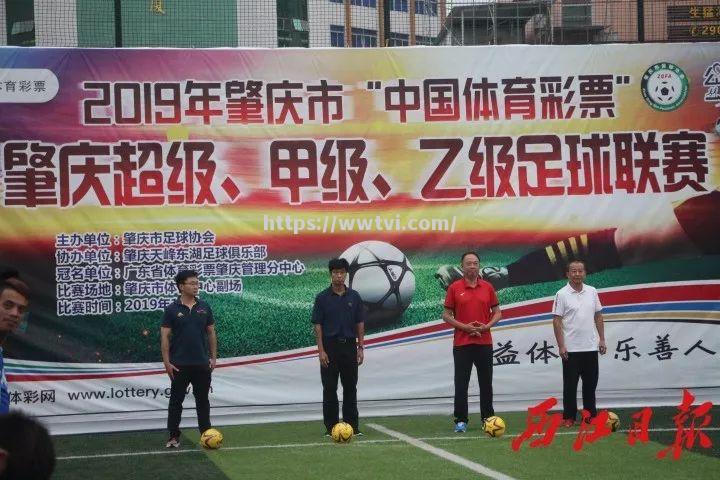 当代足球明星集结一堂展开激烈角逐 当代足球明星集结一堂展开激烈角逐