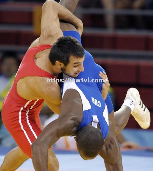 俄罗斯摔跤选手力克对手,斩获金牌 俄罗斯摔跤选手力克对手,斩获金牌