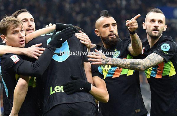 国米主场大胜萨索洛,继续占据榜首 国米主场大胜萨索洛,继续占据榜首