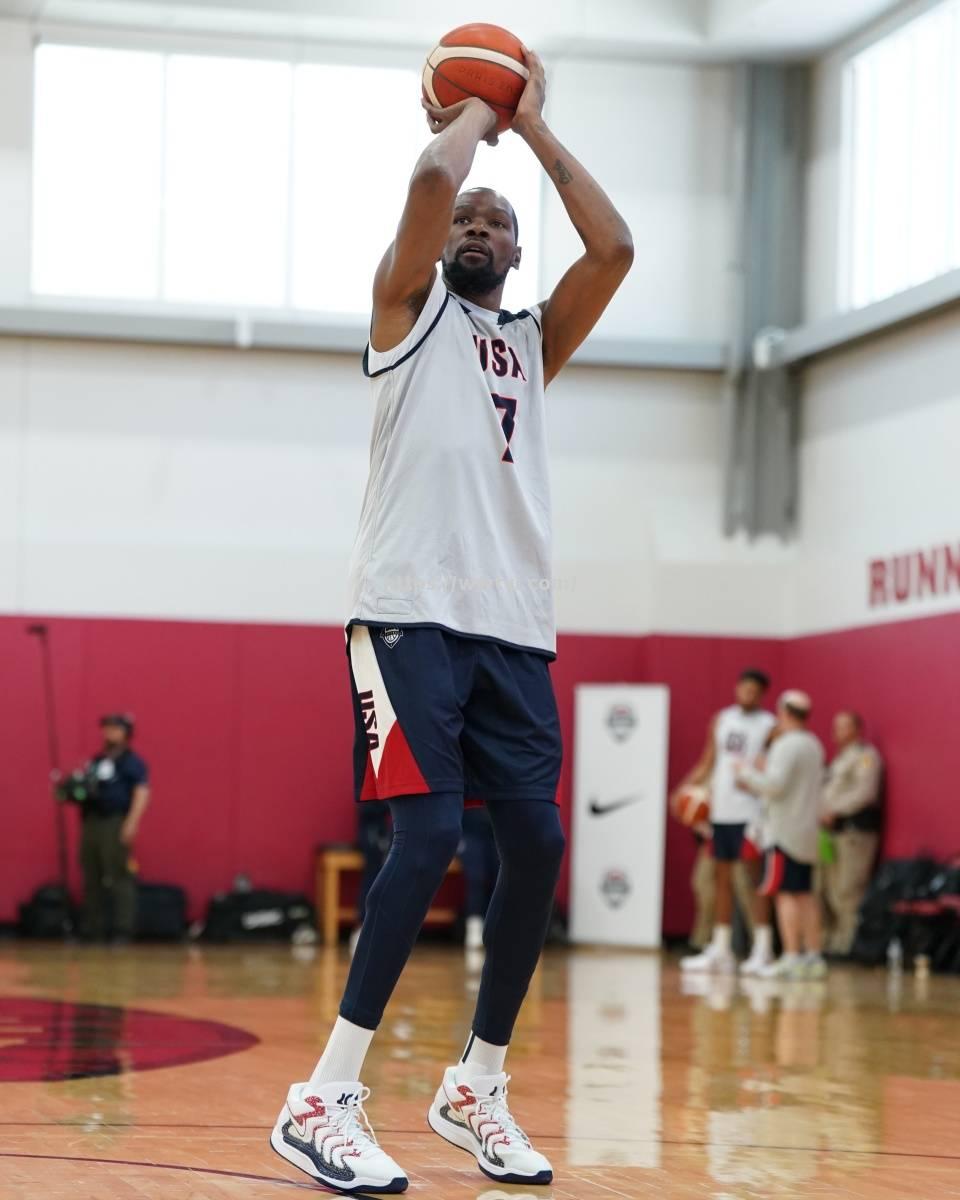 足球领域热议不断,球员表现备受瞩目 足球领域热议不断,球员表现备受瞩目