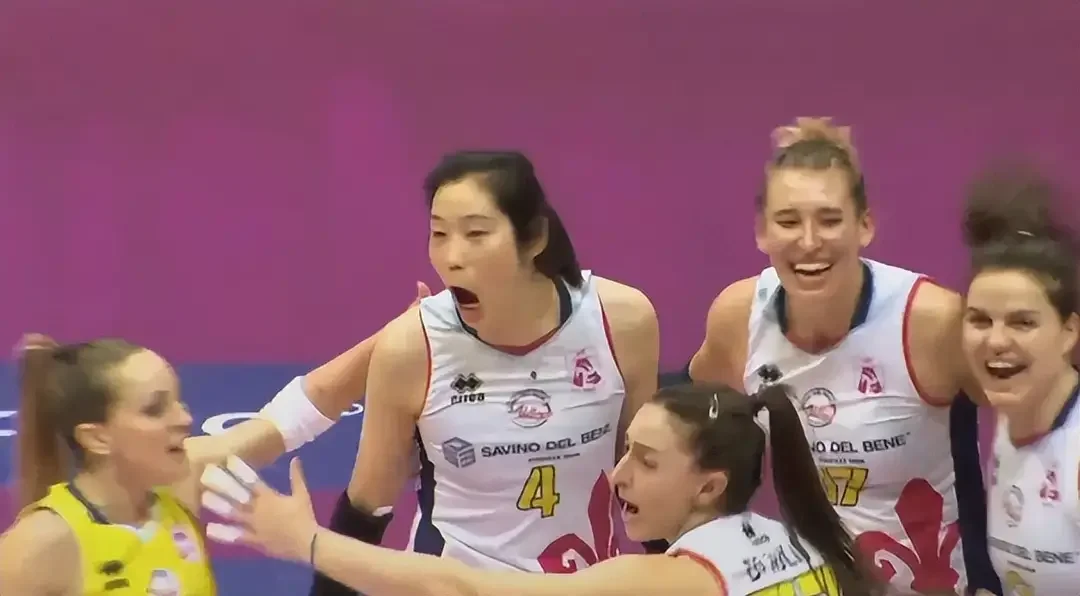 土耳其羽毛球选手在比赛中击败对手 土耳其羽毛球选手在比赛中击败对手