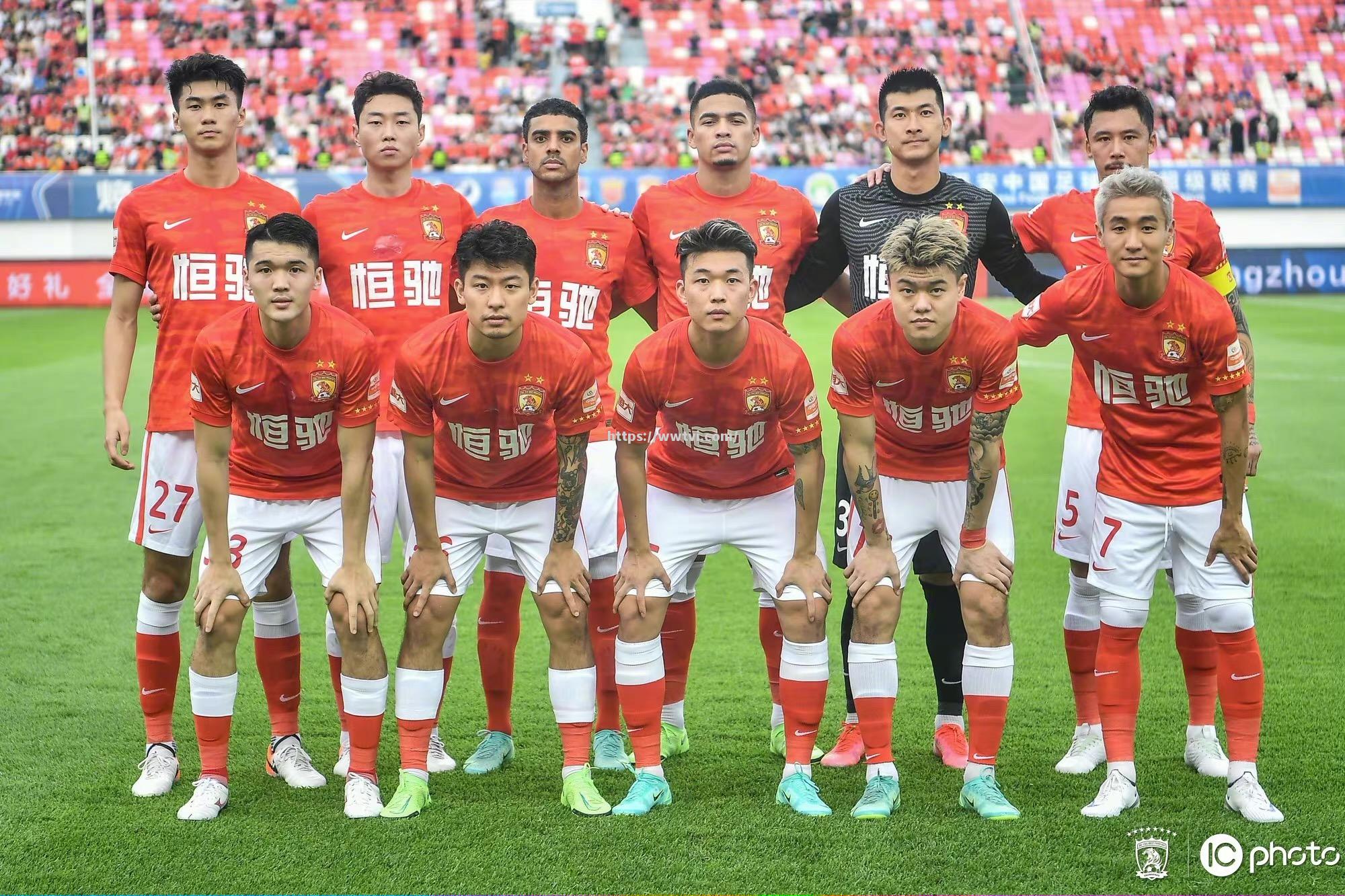 热烈交锋:广州队对上海队角逐胜负 热烈交锋:广州队对上海队角逐胜负