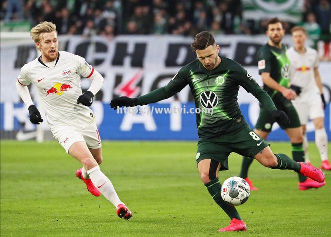 多特蒙德客场击败沃尔夫斯堡,赛季取得好开局 多特蒙德客场击败沃尔夫斯堡,赛季取得好开局