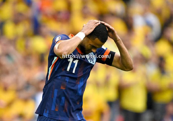 空中拦截,守门员连续扑出对方射门 空中拦截,守门员连续扑出对方射门