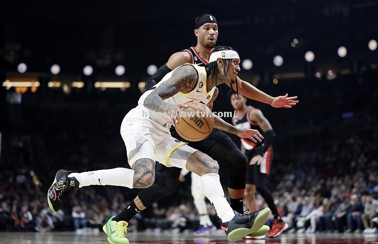 星空体育-开拓者客场大胜爵士，利拉德独得分