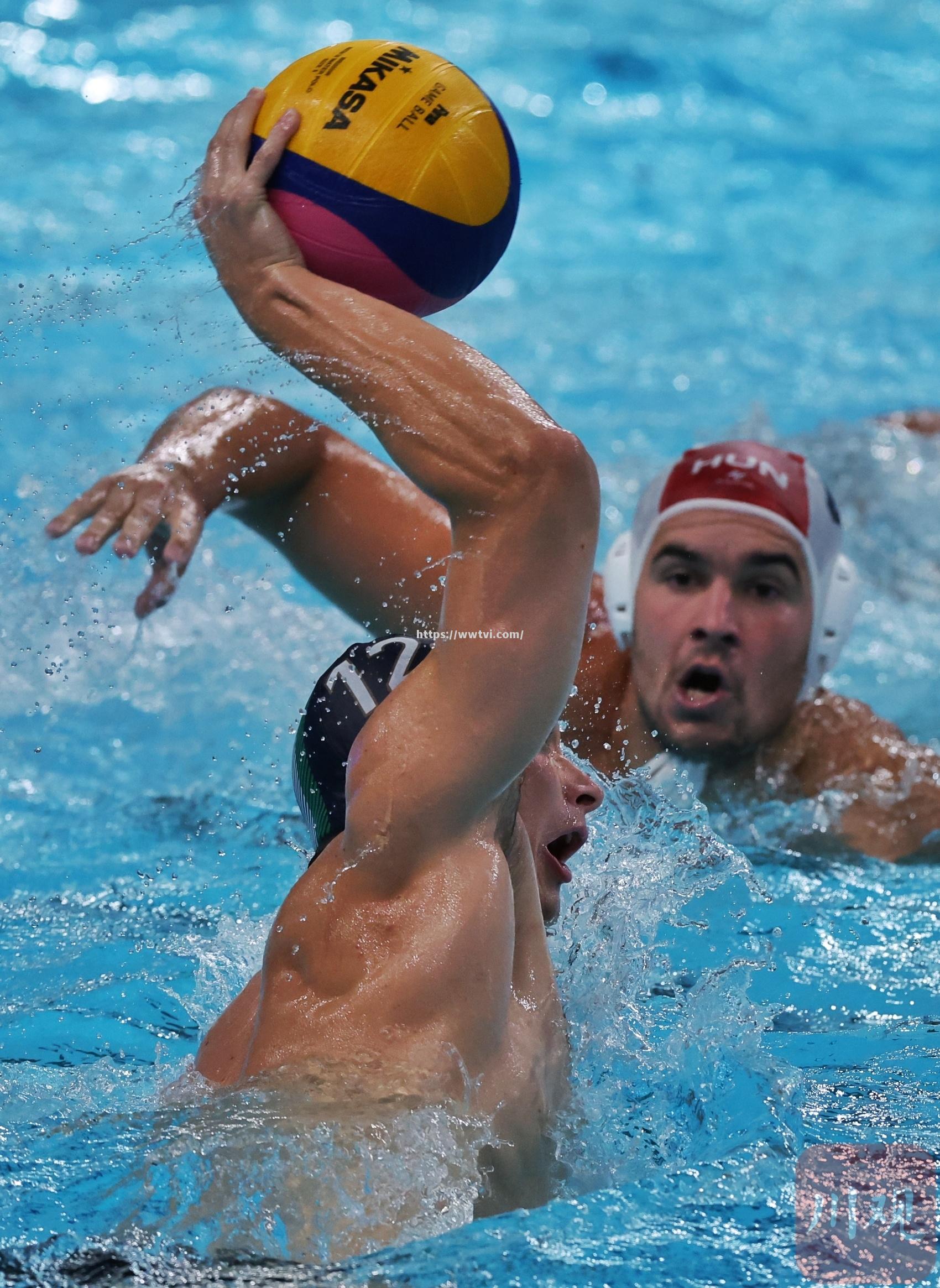 星空体育-水球比赛中匈牙利队剧烈对抗获胜