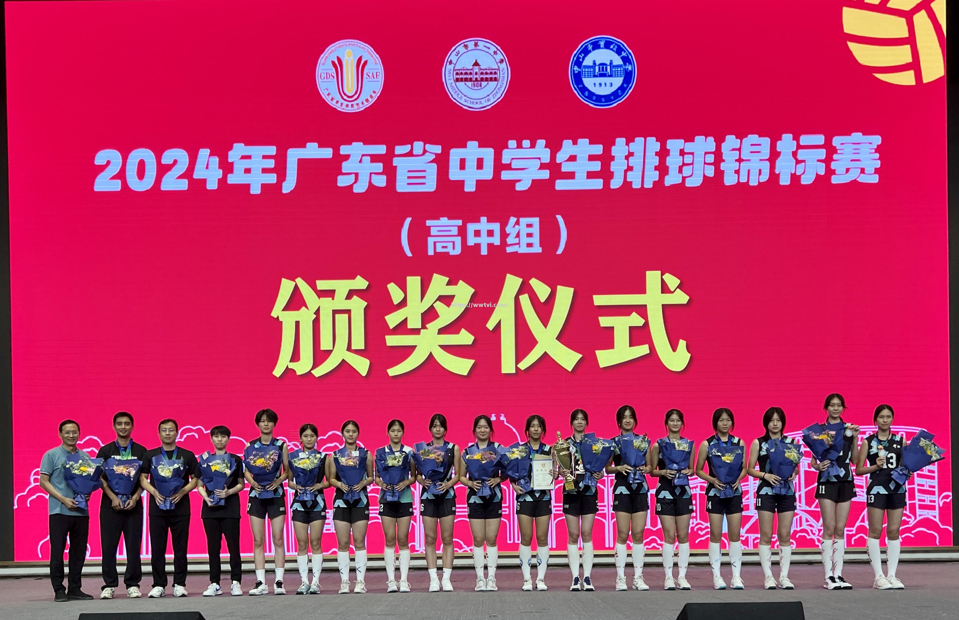 女子排球比赛落幕,夺冠队伍庆祝震撼 女子排球比赛落幕,夺冠队伍庆祝震撼