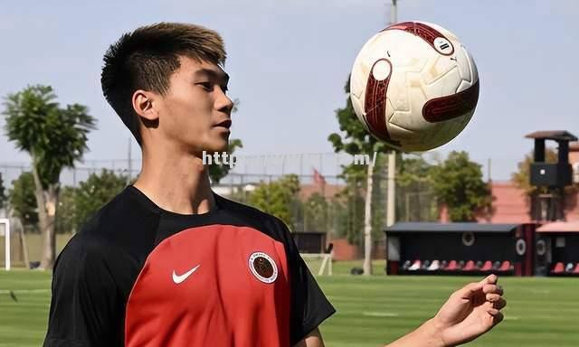 辽足队员惊艳倒钩得分,帮助球队逆转胜局 辽足队员惊艳倒钩得分,帮助球队逆转胜局