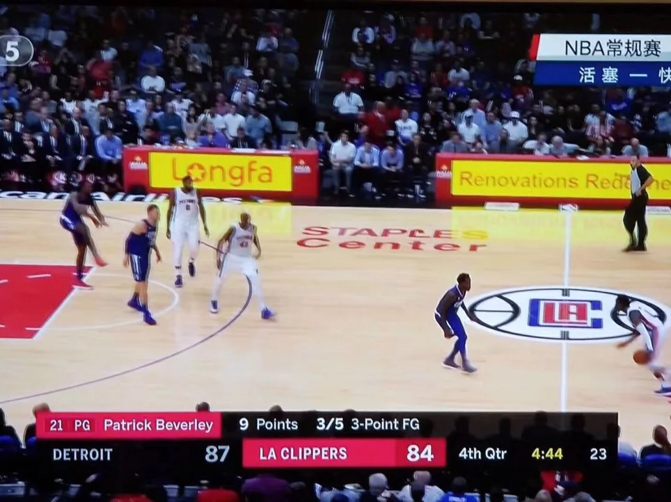 星空体育-全球篮球烽火点燃：赛场明星璀璨绽放